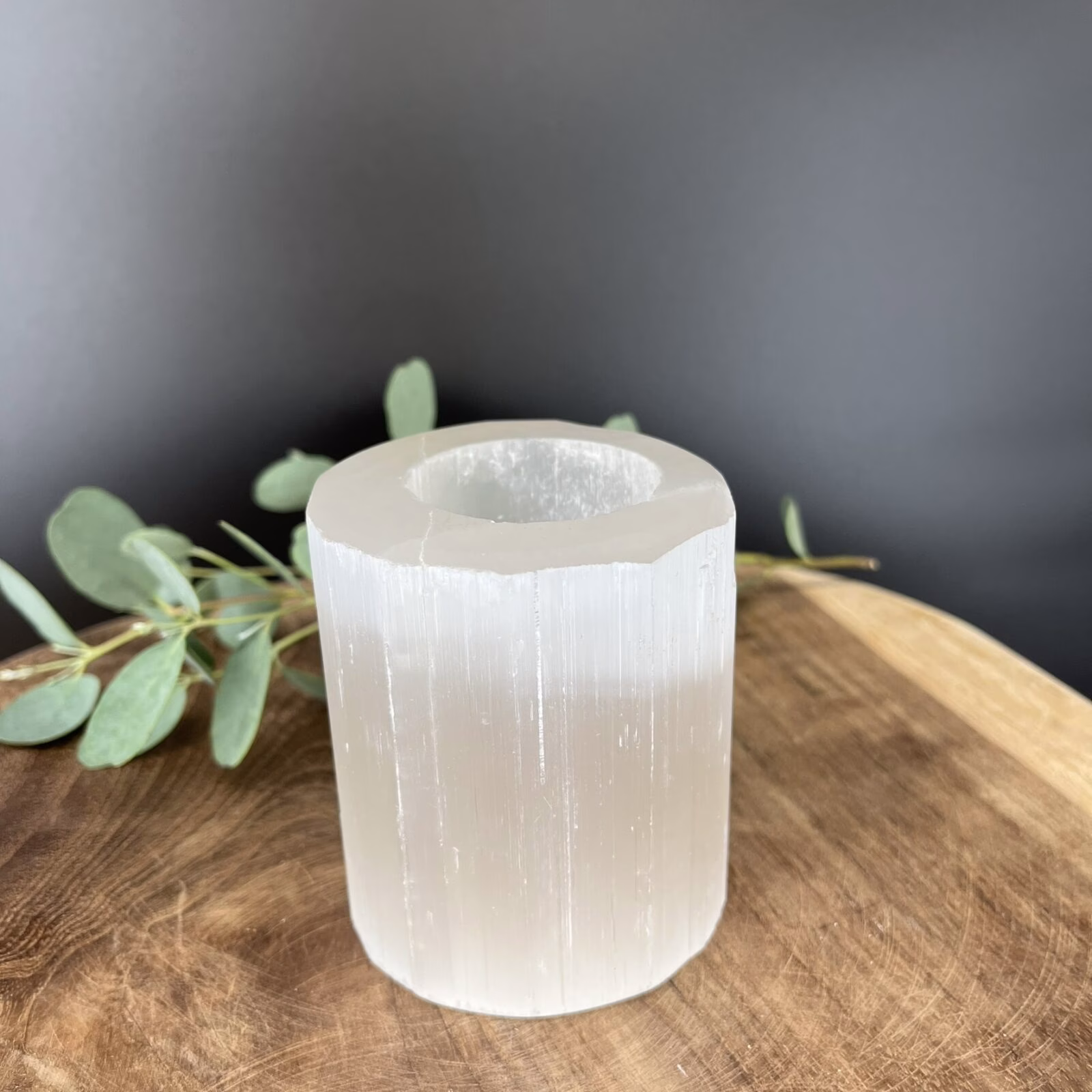 seleniet theelichthouder klein, seleniet waxinelichthouder klein formaat, natuurlijke seleniet sfeerlicht klein, compacte theelichthouder seleniet 570 gram, seleniet waxinelichthouder spiritueel, kleine seleniet theelichthouder wit