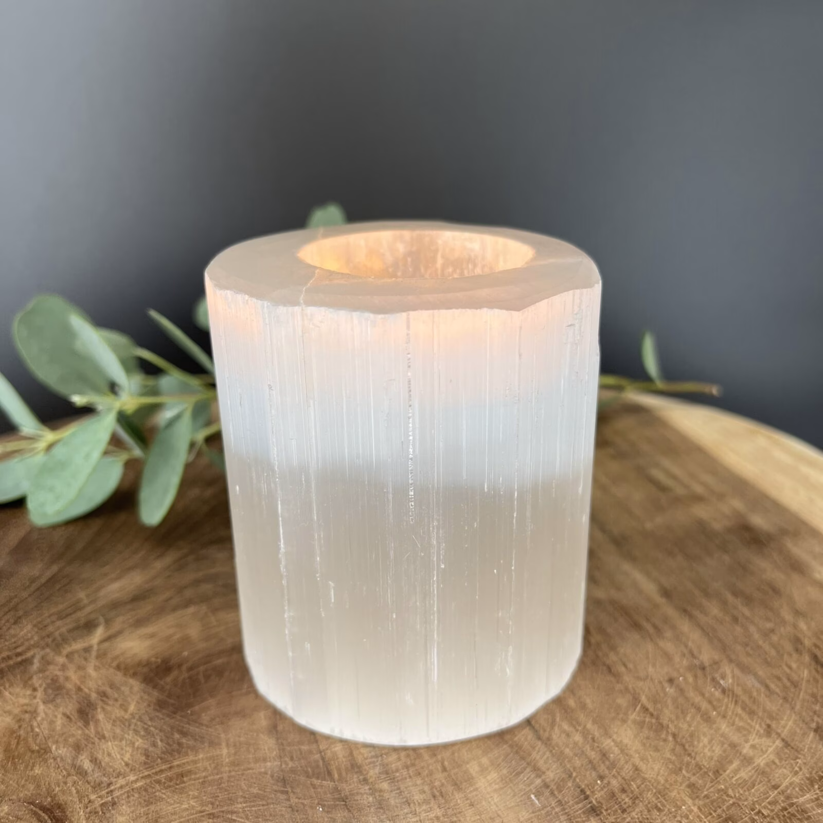 seleniet theelichthouder klein, seleniet waxinelichthouder klein formaat, natuurlijke seleniet sfeerlicht klein, compacte theelichthouder seleniet 570 gram, seleniet waxinelichthouder spiritueel, kleine seleniet theelichthouder wit