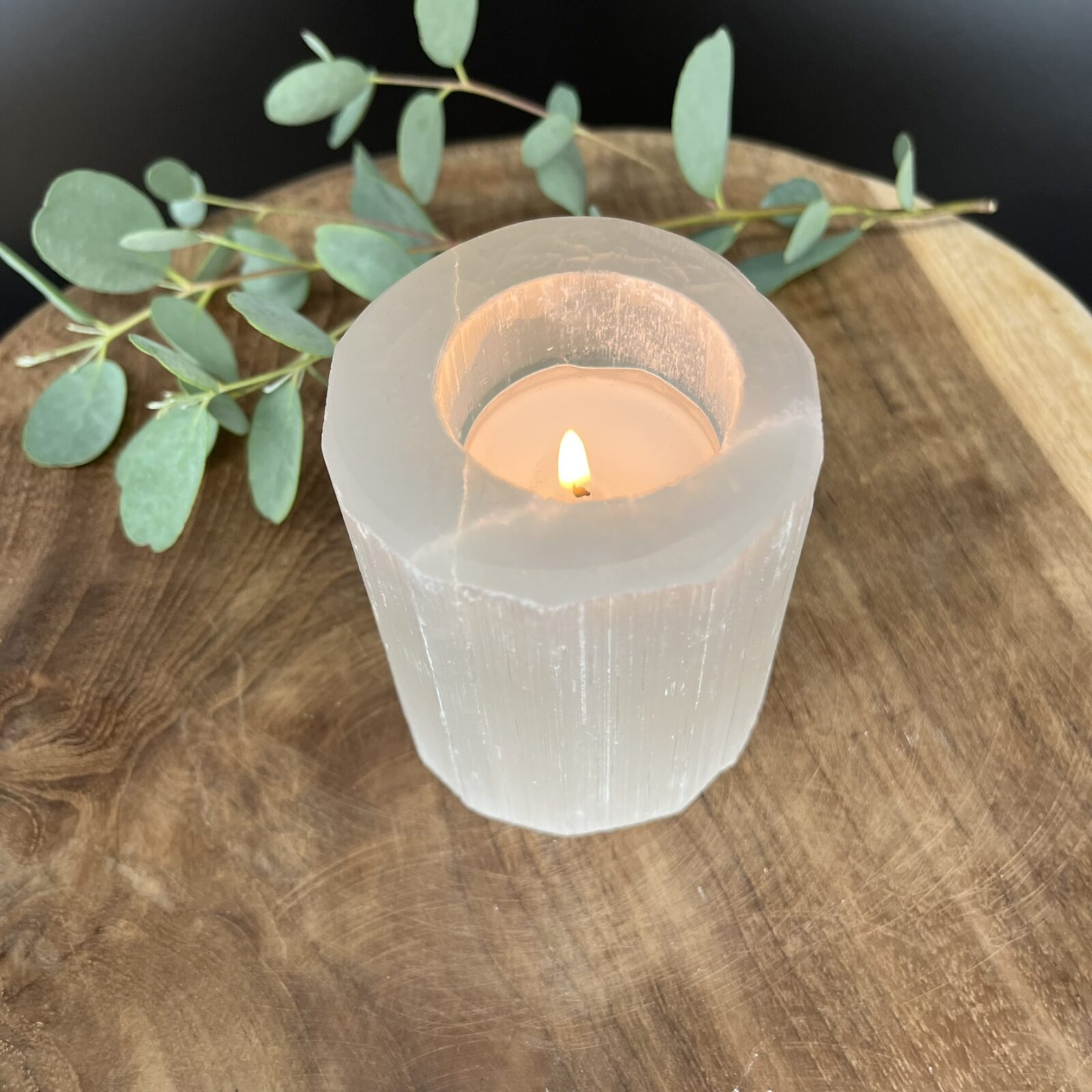 seleniet theelichthouder klein, seleniet waxinelichthouder klein formaat, natuurlijke seleniet sfeerlicht klein, compacte theelichthouder seleniet 570 gram, seleniet waxinelichthouder spiritueel, kleine seleniet theelichthouder wit