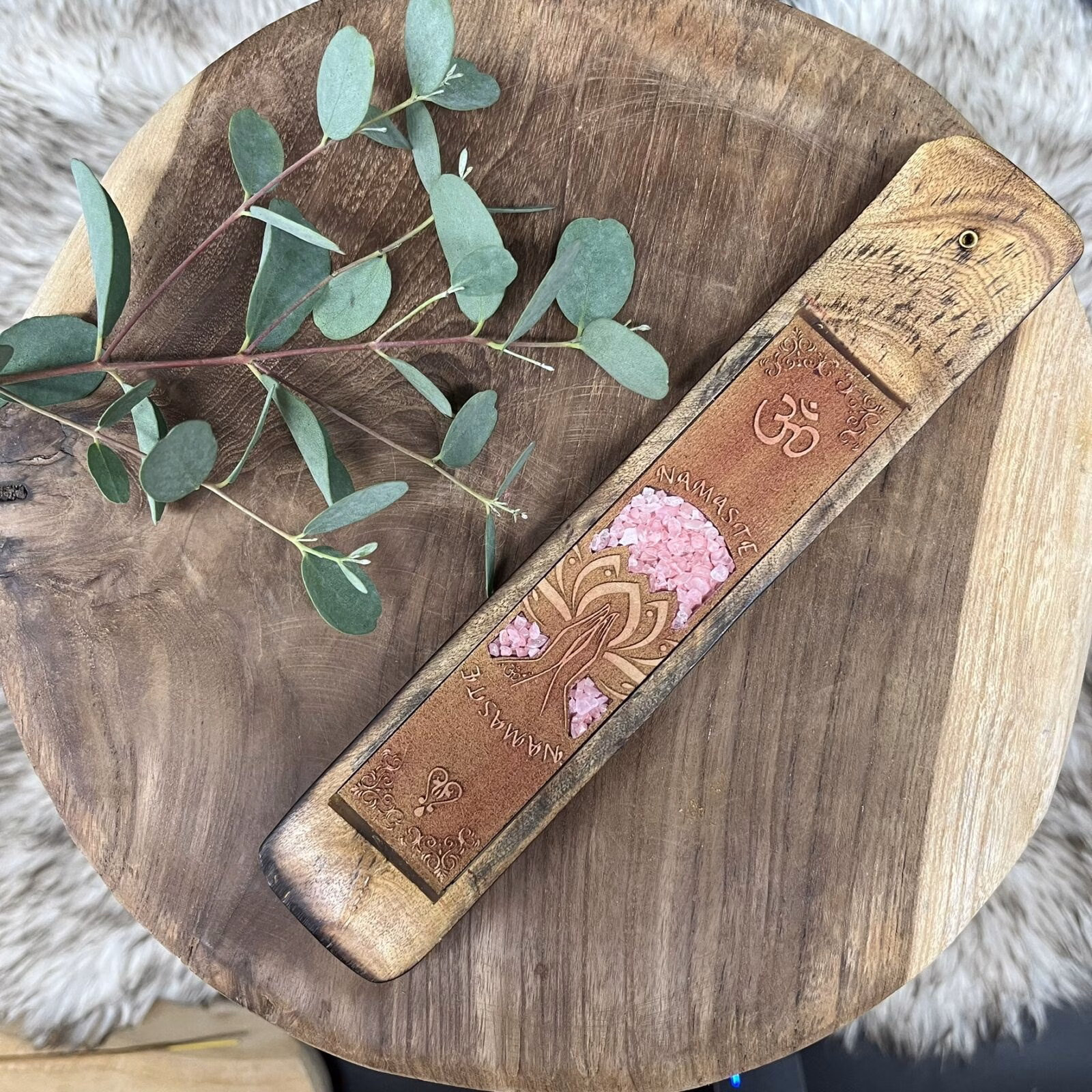 wierookhouder namaste rozenkwarts, houten wierookhouder namaste met rozenkwarts, spirituele wierookhouder rozenkwarts steen, wierookbrander namaste symbool met edelsteen, namaste wierookhouder met rozenkwarts, wierookhouder van hout met namaste en rozenkwarts