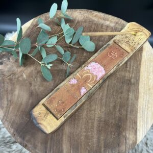 wierookhouder namaste rozenkwarts, houten wierookhouder namaste met rozenkwarts, spirituele wierookhouder rozenkwarts steen, wierookbrander namaste symbool met edelsteen, namaste wierookhouder met rozenkwarts, wierookhouder van hout met namaste en rozenkwarts
