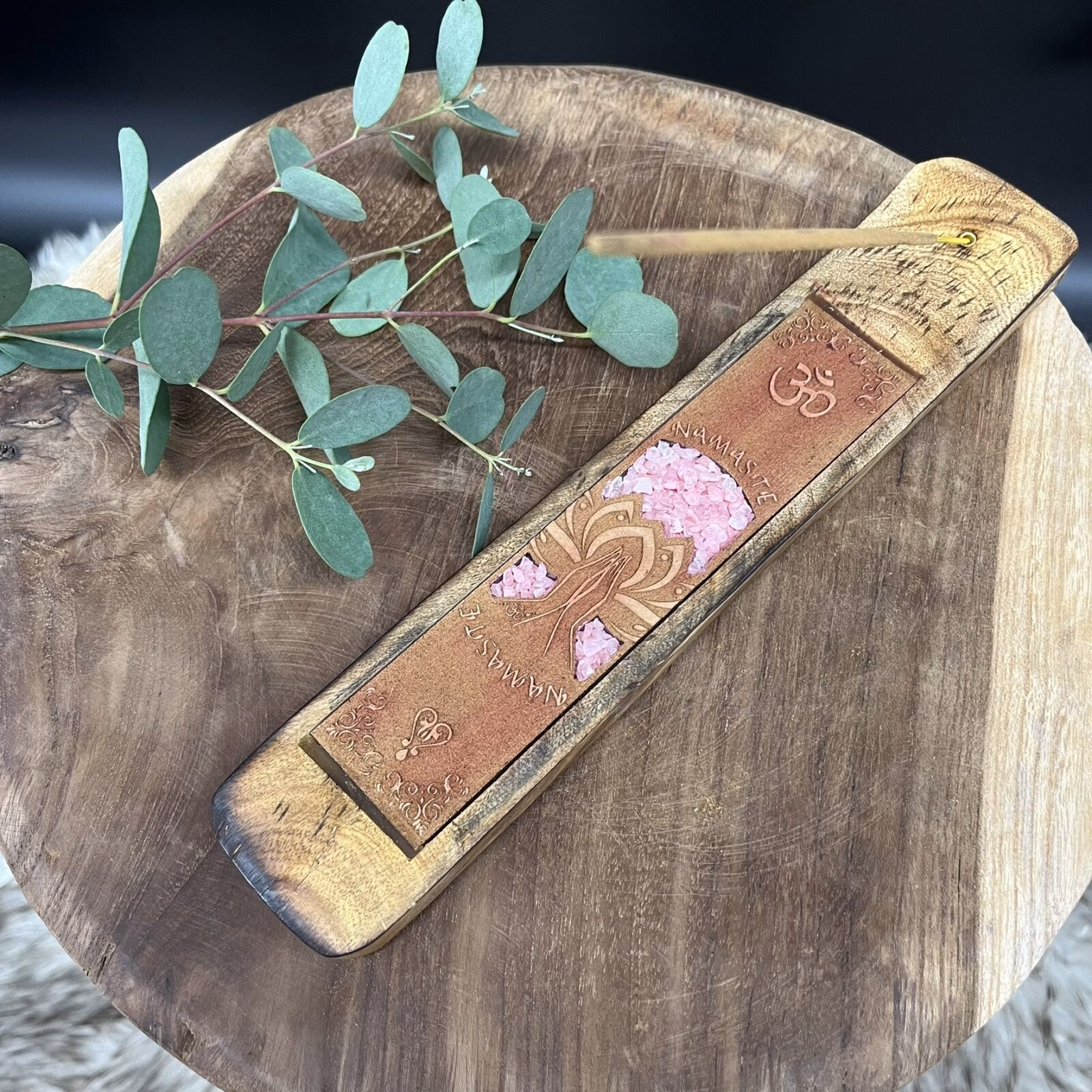 wierookhouder namaste rozenkwarts, houten wierookhouder namaste met rozenkwarts, spirituele wierookhouder rozenkwarts steen, wierookbrander namaste symbool met edelsteen, namaste wierookhouder met rozenkwarts, wierookhouder van hout met namaste en rozenkwarts