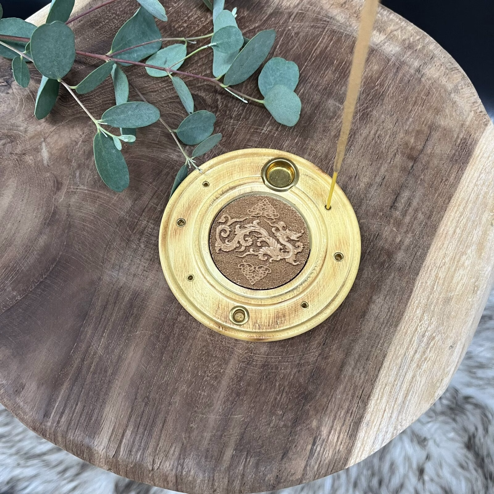 wierook kegeltjesbrander draak, draak wierookhouder rond, spirituele wierookhouder met draaksymbool, ronde wierookbrander draak motief, draak wierookhouder voor stokjes en kegeltjes, mythische draak wierook kegeltjesbrander, wierookhouder draak spirituele bescherming, draak kegeltjesbrander rond hout,