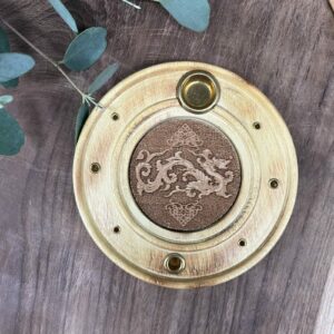 wierook kegeltjesbrander draak, draak wierookhouder rond, spirituele wierookhouder met draaksymbool, ronde wierookbrander draak motief, draak wierookhouder voor stokjes en kegeltjes, mythische draak wierook kegeltjesbrander, wierookhouder draak spirituele bescherming, draak kegeltjesbrander rond hout