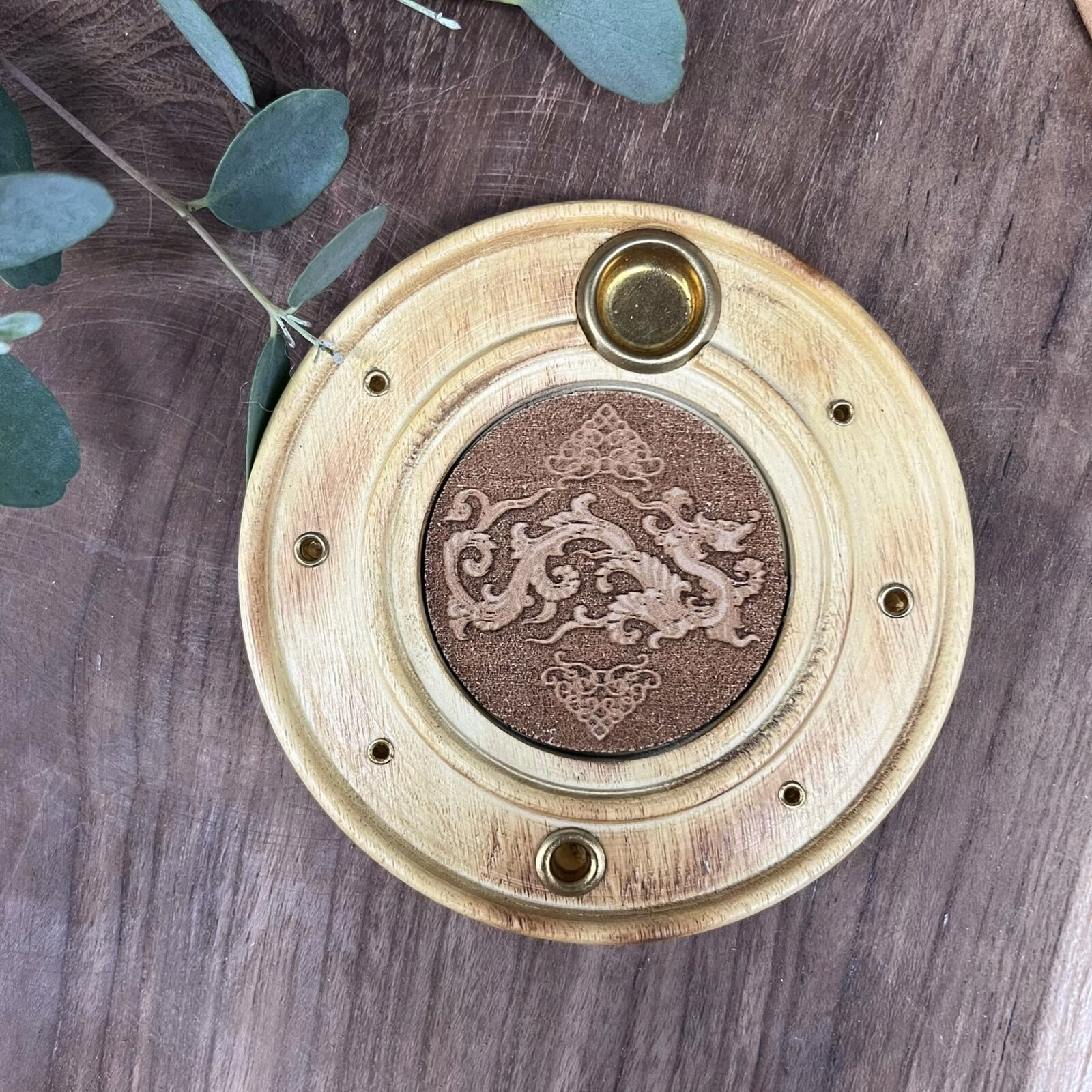wierook kegeltjesbrander draak, draak wierookhouder rond, spirituele wierookhouder met draaksymbool, ronde wierookbrander draak motief, draak wierookhouder voor stokjes en kegeltjes, mythische draak wierook kegeltjesbrander, wierookhouder draak spirituele bescherming, draak kegeltjesbrander rond hout