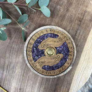 wierook kegeltjesbrander amethist, amethist wierookhouder rond healing hands, spirituele wierookhouder amethist, houten wierookhouder met amethist en symbool, amethist wierook kegeltjesbrander voor meditatie, healing hands wierookhouder met amethist, ronde wierookbrander amethist steentjes, wierookhouder amethist voor stokjes en kegeltjes