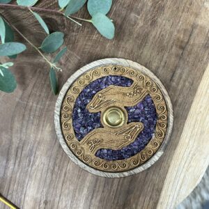 wierook kegeltjesbrander amethist, amethist wierookhouder rond healing hands, spirituele wierookhouder amethist, houten wierookhouder met amethist en symbool, amethist wierook kegeltjesbrander voor meditatie, healing hands wierookhouder met amethist, ronde wierookbrander amethist steentjes, wierookhouder amethist voor stokjes en kegeltjes