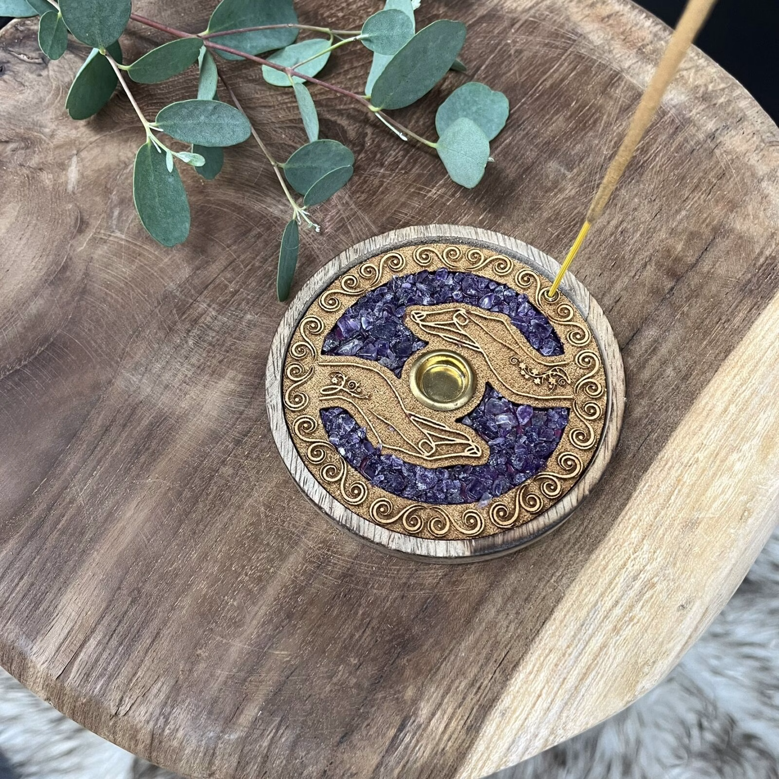 wierook kegeltjesbrander amethist, amethist wierookhouder rond healing hands, spirituele wierookhouder amethist, houten wierookhouder met amethist en symbool, amethist wierook kegeltjesbrander voor meditatie, healing hands wierookhouder met amethist, ronde wierookbrander amethist steentjes, wierookhouder amethist voor stokjes en kegeltjes