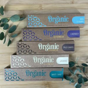assortiment masala wierook met verschillende geuren, doosjes masala wierook nag champa jasmijn witte salie palo santo lavendel, masala wierook stokjes in diverse geuren voor rust en sfeer, natuurlijke masala wierook geuren samen gepresenteerd, set masala wierook lavendel palo santo witte salie jasmijn nag champa, brandende masala wierook stokjes in verschillende geuren, collectie masala wierook geuren voor meditatie en ontspanning, masala wierook in meerdere varianten voor balans en harmonie