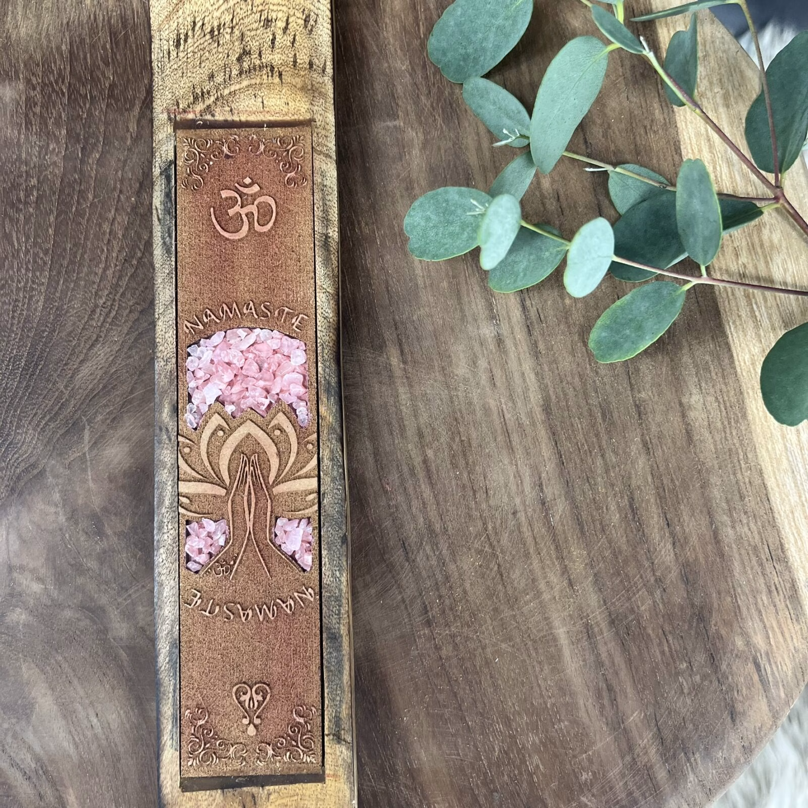wierookhouder namaste rozenkwarts, houten wierookhouder namaste met rozenkwarts, spirituele wierookhouder rozenkwarts steen, wierookbrander namaste symbool met edelsteen, namaste wierookhouder met rozenkwarts, wierookhouder van hout met namaste en rozenkwarts