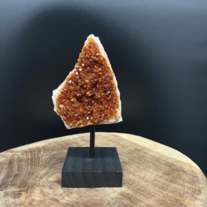 citrien op houten standaard met fijne kristallen, natuurlijke citrien gepresenteerd op warme houten voet, fonkelende citrien met subtiele glans op standaard, citrien edelsteen stijlvol tentoongesteld op houten basis, citrien cluster op houten voet die warmte uitstraalt, zonnige citrien op standaard als spirituele decoratie