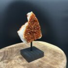 citrien op houten standaard met fijne kristallen, natuurlijke citrien gepresenteerd op warme houten voet, fonkelende citrien met subtiele glans op standaard, citrien edelsteen stijlvol tentoongesteld op houten basis, citrien cluster op houten voet die warmte uitstraalt, zonnige citrien op standaard als spirituele decoratie