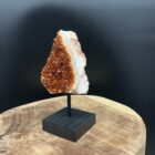 citrien op houten standaard met fijne kristallen, natuurlijke citrien gepresenteerd op warme houten voet, fonkelende citrien met subtiele glans op standaard, citrien edelsteen stijlvol tentoongesteld op houten basis, citrien cluster op houten voet die warmte uitstraalt, zonnige citrien op standaard als spirituele decoratie