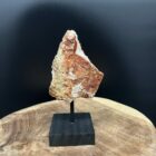 citrien op houten standaard met fijne kristallen, natuurlijke citrien gepresenteerd op warme houten voet, fonkelende citrien met subtiele glans op standaard, citrien edelsteen stijlvol tentoongesteld op houten basis, citrien cluster op houten voet die warmte uitstraalt, zonnige citrien op standaard als spirituele decoratie