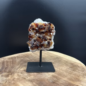 donkere citrien op standaard met warme amberkleur, diepe citrien edelsteen gepresenteerd op stevige zwarte voet, natuurlijke citrien op standaard met rijke goudbruine kristallen, donkere citrien glanzend tentoongesteld op metalen basis, compacte citrien op standaard als spirituele decoratie, citrien edelsteen op standaard die warmte en overvloed uitstraalt