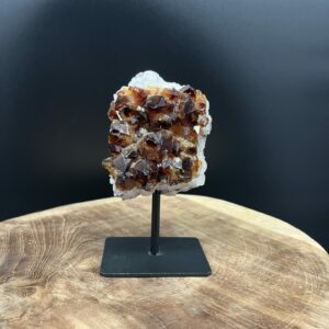 donkere citrien op standaard met warme amberkleur, diepe citrien edelsteen gepresenteerd op stevige zwarte voet, natuurlijke citrien op standaard met rijke goudbruine kristallen, donkere citrien glanzend tentoongesteld op metalen basis, compacte citrien op standaard als spirituele decoratie, citrien edelsteen op standaard die warmte en overvloed uitstraalt