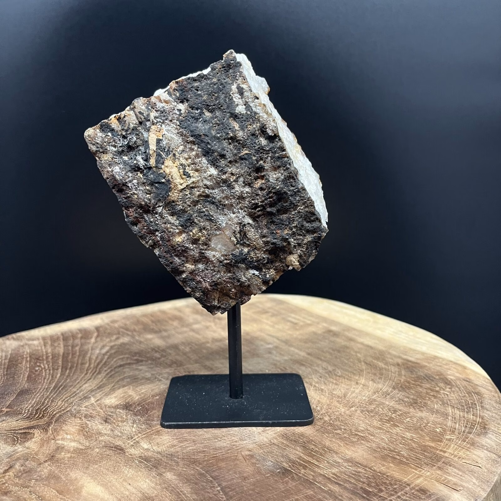 citrien op standaard edelsteen, citrien op standaard 521 gram, natuurlijke citrien op standaard, citrien edelsteen decoratie, citrien cluster op metalen standaard, spirituele citrien steen op voet