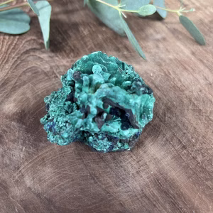 malachiet ruw 84 gram met fluweelgroene glans, ruwe malachiet steen met natuurlijke banden, fluweel malachiet decoratief stukje natuur, malachiet ruw gepresenteerd als spirituele steen, glanzende ruwe malachiet met diepe groentinten, natuurlijke malachiet op display voor energie en balans