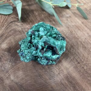 malachiet ruw 84 gram met fluweelgroene glans, ruwe malachiet steen met natuurlijke banden, fluweel malachiet decoratief stukje natuur, malachiet ruw gepresenteerd als spirituele steen, glanzende ruwe malachiet met diepe groentinten, natuurlijke malachiet op display voor energie en balans