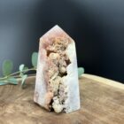 roze amethist toren 500 gram met puntige top, roze chalcedoon toren met fonkelende kristallen, ruwe roze amethist obelisk 12 cm hoog, roze amethist toren met zichtbare kristallen en ruwe randen, natuurlijke roze amethist obelisk voor decoratie, fonkelende roze chalcedoon toren 6 cm breed