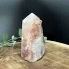 roze amethist toren 500 gram met puntige top, roze chalcedoon toren met fonkelende kristallen, ruwe roze amethist obelisk 12 cm hoog, roze amethist toren met zichtbare kristallen en ruwe randen, natuurlijke roze amethist obelisk voor decoratie, fonkelende roze chalcedoon toren 6 cm breed
