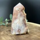 roze amethist toren 500 gram met puntige top, roze chalcedoon toren met fonkelende kristallen, ruwe roze amethist obelisk 12 cm hoog, roze amethist toren met zichtbare kristallen en ruwe randen, natuurlijke roze amethist obelisk voor decoratie, fonkelende roze chalcedoon toren 6 cm breed