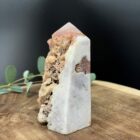 roze amethist toren 500 gram met puntige top, roze chalcedoon toren met fonkelende kristallen, ruwe roze amethist obelisk 12 cm hoog, roze amethist toren met zichtbare kristallen en ruwe randen, natuurlijke roze amethist obelisk voor decoratie, fonkelende roze chalcedoon toren 6 cm breed