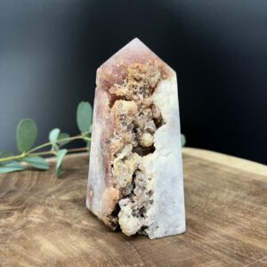 roze amethist toren 500 gram met puntige top, roze chalcedoon toren met fonkelende kristallen, ruwe roze amethist obelisk 12 cm hoog, roze amethist toren met zichtbare kristallen en ruwe randen, natuurlijke roze amethist obelisk voor decoratie, fonkelende roze chalcedoon toren 6 cm breed