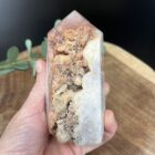 roze amethist toren 500 gram met puntige top, roze chalcedoon toren met fonkelende kristallen, ruwe roze amethist obelisk 12 cm hoog, roze amethist toren met zichtbare kristallen en ruwe randen, natuurlijke roze amethist obelisk voor decoratie, fonkelende roze chalcedoon toren 6 cm breed