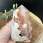 roze amethist toren 500 gram met puntige top, roze chalcedoon toren met fonkelende kristallen, ruwe roze amethist obelisk 12 cm hoog, roze amethist toren met zichtbare kristallen en ruwe randen, natuurlijke roze amethist obelisk voor decoratie, fonkelende roze chalcedoon toren 6 cm breed