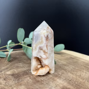 roze amethist torentje met fonkelende kristallen, roze chalcedoon torentje 139 gram met punt, kleine roze amethist toren 8,5 cm hoog, roze amethist torentje met ruwe structuur en glans, natuurlijke roze chalcedoon toren met zichtbare kristallen, roze amethist torentje als rustgevend natuursteenobject