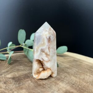 roze amethist torentje met fonkelende kristallen, roze chalcedoon torentje 139 gram met punt, kleine roze amethist toren 8,5 cm hoog, roze amethist torentje met ruwe structuur en glans, natuurlijke roze chalcedoon toren met zichtbare kristallen, roze amethist torentje als rustgevend natuursteenobject