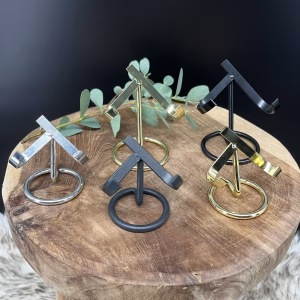 edelsteen houder zwart met agaatschijf, metalen standaard voor amethist cluster, gouden houder voor edelsteen hart, zilveren standaard voor ruwe steen, houder voor kristallen in maat S en L, elegante metalen houder voor mineralen en edelstenen