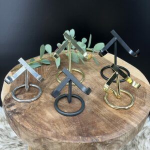 edelsteen houder zwart met agaatschijf, metalen standaard voor amethist cluster, gouden houder voor edelsteen hart, zilveren standaard voor ruwe steen, houder voor kristallen in maat S en L, elegante metalen houder voor mineralen en edelstenen