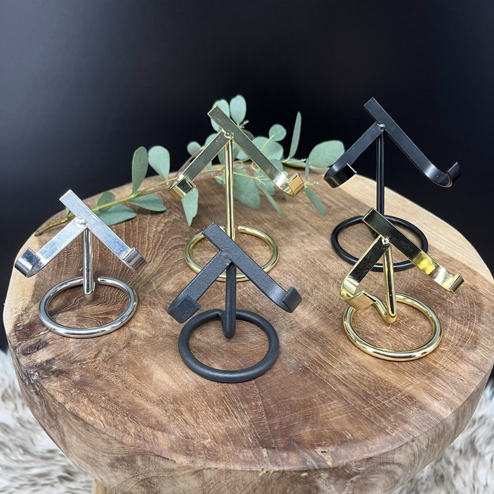 edelsteen houder zwart met agaatschijf, metalen standaard voor amethist cluster, gouden houder voor edelsteen hart, zilveren standaard voor ruwe steen, houder voor kristallen in maat S en L, elegante metalen houder voor mineralen en edelstenen