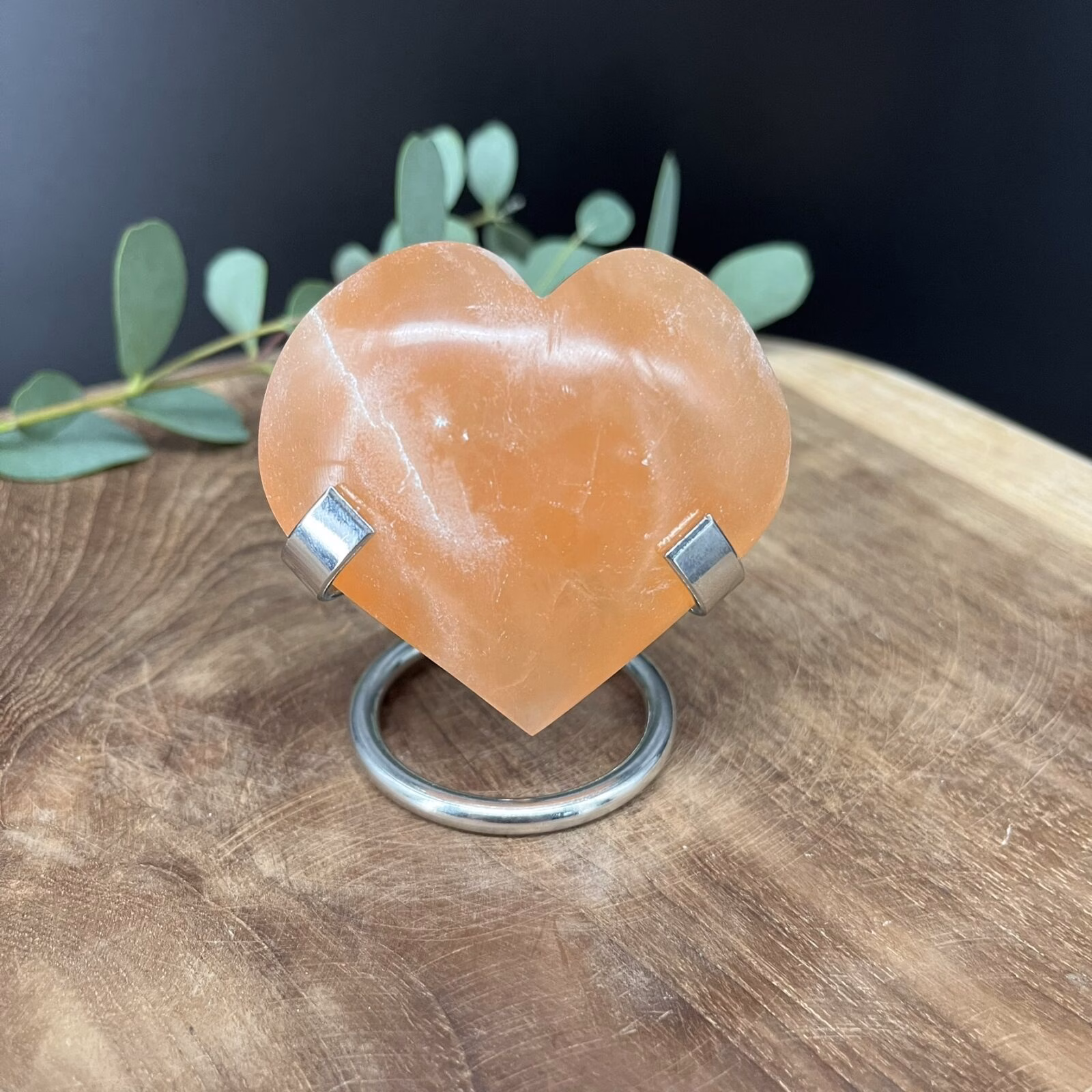 edelsteen houder zwart met agaatschijf, metalen standaard voor amethist cluster, gouden houder voor edelsteen hart, zilveren standaard voor ruwe steen, houder voor kristallen in maat S en L, elegante metalen houder voor mineralen en edelstenen