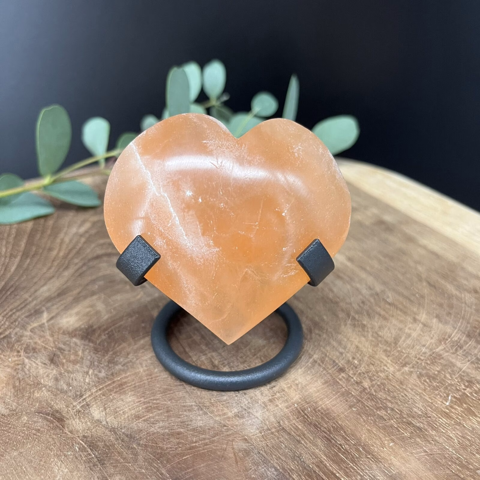 edelsteen houder zwart met agaatschijf, metalen standaard voor amethist cluster, gouden houder voor edelsteen hart, zilveren standaard voor ruwe steen, houder voor kristallen in maat S en L, elegante metalen houder voor mineralen en edelstenen
