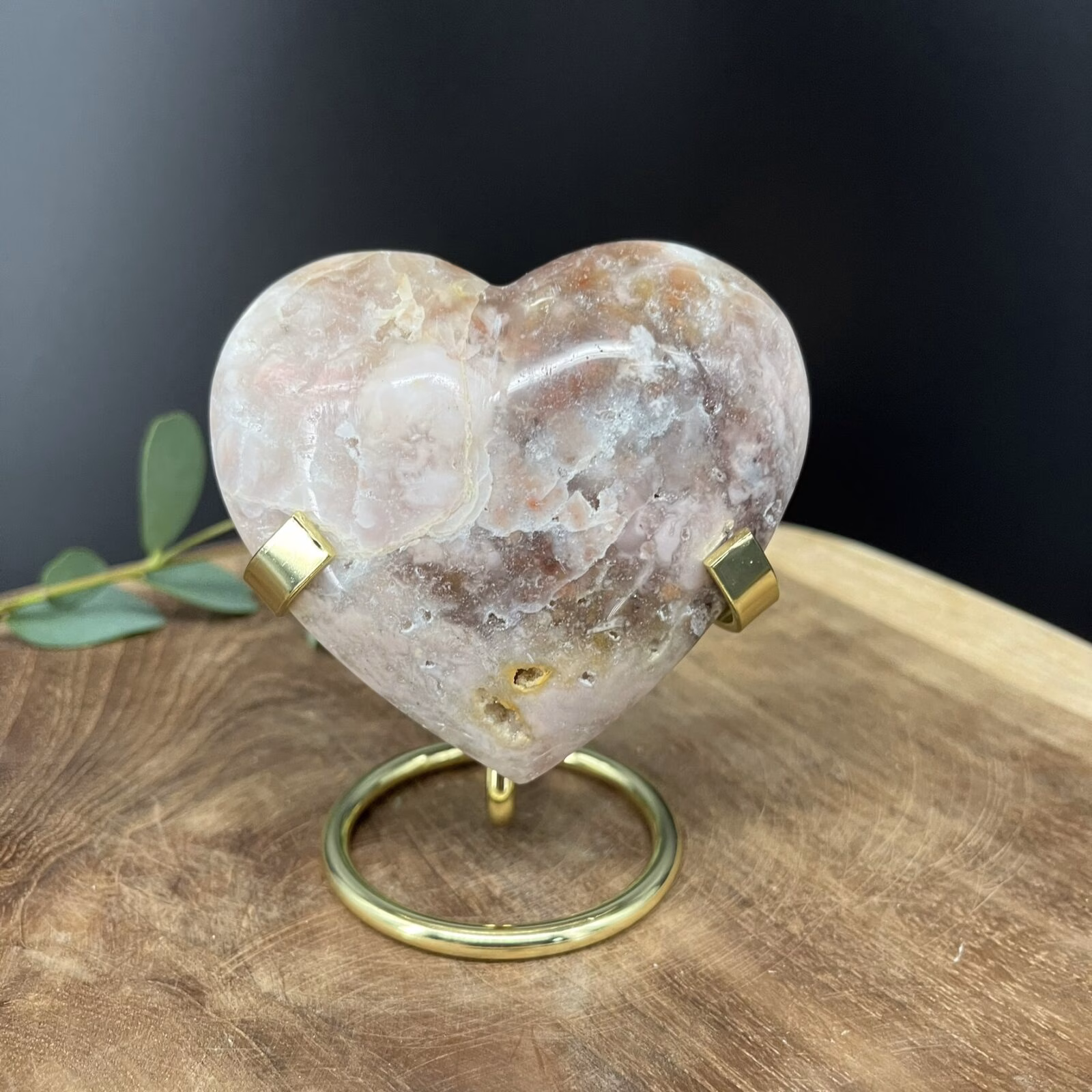 edelsteen houder zwart met agaatschijf, metalen standaard voor amethist cluster, gouden houder voor edelsteen hart, zilveren standaard voor ruwe steen, houder voor kristallen in maat S en L, elegante metalen houder voor mineralen en edelstenen