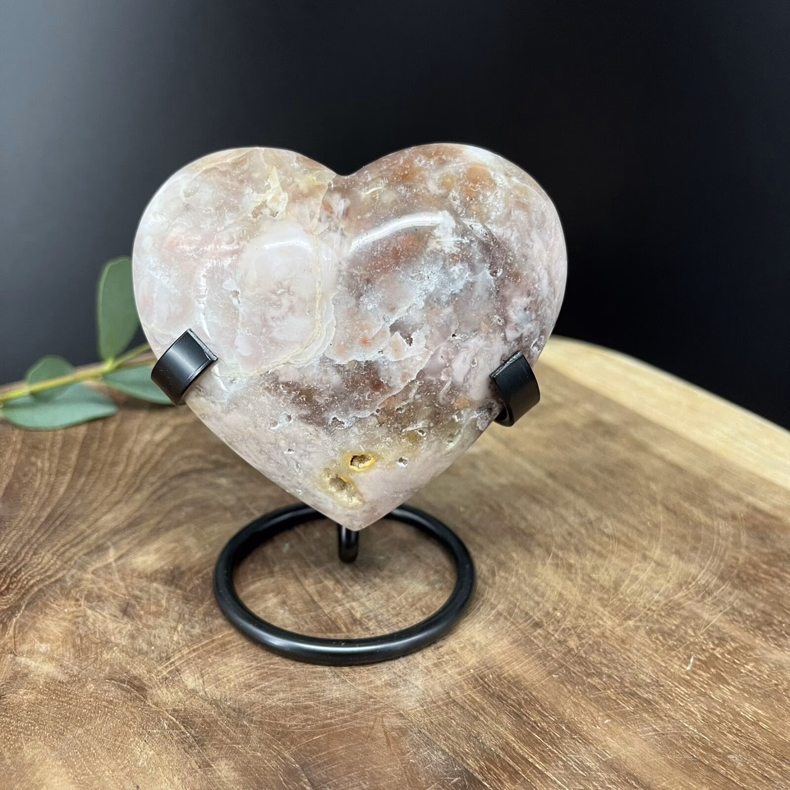 edelsteen houder zwart met agaatschijf, metalen standaard voor amethist cluster, gouden houder voor edelsteen hart, zilveren standaard voor ruwe steen, houder voor kristallen in maat S en L, elegante metalen houder voor mineralen en edelstenen