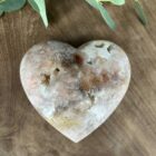 Roze amethist hart van 297 gram, glanzend gepolijst en liggend op een houten standaard, straalt zachte energie en liefde uit, zachtroze amethist hart van 9 cm breed in een lichte interieursetting, symbool van rust en harmonie in huis, glanzend roze amethist hart op bergkristal en hematiet uit het op- en ontlaad setje, klaar om opnieuw energie te laden, edelsteen hart van roze amethist op tafel bij kaarslicht, verspreidt een kalme en liefdevolle sfeer tijdens meditatie, natuurlijke roze amethist met zichtbare kristallen, hartvormig geslepen en perfect als decoratief spiritueel accent, roze amethist hart van 297 gram gefotografeerd naast andere edelsteen harten, ideaal cadeau voor liefde en innerlijke rust