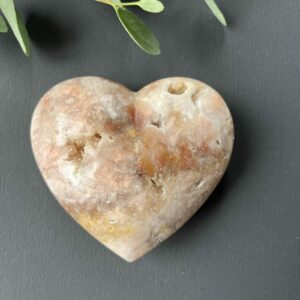 Roze amethist hart van 297 gram, glanzend gepolijst en liggend op een houten standaard, straalt zachte energie en liefde uit, zachtroze amethist hart van 9 cm breed in een lichte interieursetting, symbool van rust en harmonie in huis, glanzend roze amethist hart op bergkristal en hematiet uit het op- en ontlaad setje, klaar om opnieuw energie te laden, edelsteen hart van roze amethist op tafel bij kaarslicht, verspreidt een kalme en liefdevolle sfeer tijdens meditatie, natuurlijke roze amethist met zichtbare kristallen, hartvormig geslepen en perfect als decoratief spiritueel accent, roze amethist hart van 297 gram gefotografeerd naast andere edelsteen harten, ideaal cadeau voor liefde en innerlijke rust