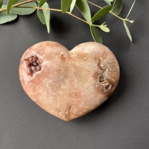 Perfect, hier komt een volledig nieuwe, **Yoast-proof SEO-tekst** op expertniveau voor jouw **pink amethist hart van 478 gram (10 cm breed, 8 cm hoog)**. Ik houd rekening met: * leesbaarheid (Flesch ≥ 90, korte zinnen, eenvoudige woorden); * maximaal 7x de keyphrase *pink amethist hart*; * warme, natuurlijke toon; * jouw voorkeuren (geen “harmonie”, geen “eyecatcher”); * verwijzingen naar de **standaard**, het **op- en ontlaad setje**, en de **categorie edelsteen harten**. --- # 💗 Pink amethist hart 478 gram – zachtheid met zichtbare kristallen Dit **pink amethist hart** van 478 gram is een natuurlijk kunstwerk vol zachte energie. De voorkant toont sprankelende kristallen, terwijl de rest glad is gepolijst. Met zijn afmeting van **10 cm breed** en **8 cm hoog** ligt het stevig in de hand en past het prachtig in elke ruimte. Plaats het op een standaard van hout, metaal of acryl om de steen goed tot zijn recht te laten komen. Gebruik ons **op- en ontlaad setje** met hematiet en bergkristal om de energie zuiver en krachtig te houden. --- ## Betekenis en kracht Een **pink amethist hart** staat voor rust, liefde en heling. De roze tint heeft een kalmerende werking op emoties en helpt om spanning los te laten. Waar gewone amethist vooral het hoofd verheldert, richt deze roze variant zich op het hart. De steen brengt zachtheid, begrip en emotioneel evenwicht. De zichtbare kristallen versterken dit effect en zorgen voor een heldere trilling. Het hartmodel voegt daar een extra laag aan toe: het symboliseert liefde, zelfvertrouwen en verbinding. Ideaal voor wie innerlijke rust zoekt of bewuster wil leven vanuit het hart. --- ## Spirituele werking van pink amethist Het **pink amethist hart** heeft een zachte, troostende energie. Het ondersteunt bij: * het openen van het hartchakra; * het helen van emotionele pijn en oude patronen; * het bevorderen van rust en zelfliefde; * het reinigen van negatieve energie in huis; * het versterken van intuïtie en kalmte. De kristalinsluitsels werken als mini-energiebronnen die de steen voortdurend vernieuwen. Daardoor is dit hart ook geschikt voor meditatie of als rustpunt op je altaar. --- ## Praktische informatie en gebruik Met zijn formaat van 10 × 8 cm en gewicht van 478 gram is dit **pink amethist hart** een opvallend maar handzaam stuk. Zet het op een standaard voor een stijlvolle presentatie. Zo blijft het veilig en stabiel staan en kan het zijn energie beter verspreiden. Voor onderhoud gebruik je ons **op- en ontlaad setje**. Leg het hart op hematiet om het te ontladen en plaats het daarna op bergkristal of in het zachte maanlicht om op te laden. Vermijd water en fel zonlicht, want dat kan de kleur beïnvloeden. --- ## Chakra’s en sterrenbeelden Deze steen werkt vooral op het **hartchakra (Anahata)** en ondersteunt ook het **kruinchakra**. Hij brengt liefde, zachtheid en helderheid in balans. Het **pink amethist hart** past goed bij de sterrenbeelden **Vissen, Maagd, Weegschaal** en **Waterman**. Mensen die gevoelig zijn voor emoties of behoefte hebben aan rust ervaren vaak direct verlichting. --- ## Verzorging en opladen Houd je steen energetisch schoon door hem maandelijks te reinigen. Ontlaad hem met hematiet en laad opnieuw op met bergkristal of maanlicht. Het maanlicht versterkt de zachte, vrouwelijke energie van pink amethist. Leg de steen ’s nachts bij het raam of buiten bij volle maan. Vermijd water en zonlicht om verkleuring te voorkomen. --- ## Weetjes en achtergrond Pink amethist werd pas enkele jaren geleden ontdekt in Zuid-Amerika. De roze kleur ontstaat door natuurlijke sporen van ijzer in het kristal. De combinatie van glanzend gepolijst oppervlak en ruwe kristallen maakt elk stuk uniek. Het **pink amethist hart** brengt niet alleen rust in de ruimte, maar herinnert je ook aan de kracht van zachtheid – een steen met een open, liefdevolle uitstraling. --- ## Verzending Jouw **pink amethist hart** wordt zorgvuldig verpakt in beschermend materiaal. We verzenden met track-and-trace en verzekeren breekbare zendingen tegen schade. Zo weet je zeker dat je hart veilig aankomt. --- ## FAQ **1. Wat maakt pink amethist anders dan gewone amethist?** De roze tint zorgt voor een zachtere, meer liefdevolle energie die het hart versterkt in plaats van alleen de geest. **2. Hoe kan ik dit pink amethist hart het beste opladen?** Gebruik maanlicht of bergkristal uit ons op- en ontlaad setje. Vermijd direct zonlicht. **3. Werkt pink amethist ook tegen stress?** Ja, de steen helpt om spanning los te laten en een kalme sfeer te creëren. **4. Is dit hart geschikt als cadeau?** Absoluut. Een pink amethist hart symboliseert liefde, vriendschap en innerlijke rust – een persoonlijk en betekenisvol geschenk. --- ### Alternatieve korte tekst (130 woorden) Dit **pink amethist hart** van 478 gram en 10 × 8 cm combineert zachtheid met kracht. De glanzende afwerking en zichtbare kristallen brengen rust en liefde in elke ruimte. De steen verzacht emoties, helpt negatieve energie los te laten en opent het hartchakra. Door de natuurlijke trilling werkt hij kalmerend bij stress en bevordert hij innerlijke vrede. Plaats het hart op een standaard en gebruik ons **op- en ontlaad setje** om de energie schoon te houden. Ben je benieuwd naar meer mooie edelstenen? Ontdek ons complete aanbod in de categorie **edelsteen harten**. Zoek je een ander product van deze edelsteen? Bekijk dan zeker ook de **pink amethist collectie** voor nog meer inspiratie. --- ### Meta-descriptions (145–150 tekens) 1. Pink amethist hart van 478 gram met kristallen. Brengt rust, liefde en zachtheid in huis. Natuurlijke energie voor het hartchakra. 2. Ontdek het pink amethist hart 10 × 8 cm. Prachtige roze tint, zichtbare kristallen en een kalme, liefdevolle werking. 3. Dit pink amethist hart met kristallen staat voor liefde, zachtheid en heling. Gebruik met ons op- en ontlaad setje voor zuivere energie. --- ### Alt-teksten (beschrijvend, achter elkaar met komma’s) Pink amethist hart van 478 gram met glanzende afwerking en kristalinsluitsels, roze amethist hart op houten standaard in warme woonkamer, detail van kristallen in pink amethist hart met zachte glans, pink amethist hart op bergkristal en hematiet uit het op- en ontlaad setje, hand die een roze amethist hart van 10 cm vasthoudt tijdens meditatie, pink amethist hart naast andere edelsteen harten als liefdevol cadeau.