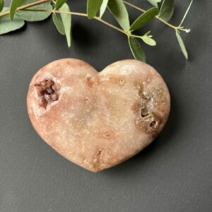 Perfect, hier komt een volledig nieuwe, **Yoast-proof SEO-tekst** op expertniveau voor jouw **pink amethist hart van 478 gram (10 cm breed, 8 cm hoog)**. Ik houd rekening met: * leesbaarheid (Flesch ≥ 90, korte zinnen, eenvoudige woorden); * maximaal 7x de keyphrase *pink amethist hart*; * warme, natuurlijke toon; * jouw voorkeuren (geen “harmonie”, geen “eyecatcher”); * verwijzingen naar de **standaard**, het **op- en ontlaad setje**, en de **categorie edelsteen harten**. --- # 💗 Pink amethist hart 478 gram – zachtheid met zichtbare kristallen Dit **pink amethist hart** van 478 gram is een natuurlijk kunstwerk vol zachte energie. De voorkant toont sprankelende kristallen, terwijl de rest glad is gepolijst. Met zijn afmeting van **10 cm breed** en **8 cm hoog** ligt het stevig in de hand en past het prachtig in elke ruimte. Plaats het op een standaard van hout, metaal of acryl om de steen goed tot zijn recht te laten komen. Gebruik ons **op- en ontlaad setje** met hematiet en bergkristal om de energie zuiver en krachtig te houden. --- ## Betekenis en kracht Een **pink amethist hart** staat voor rust, liefde en heling. De roze tint heeft een kalmerende werking op emoties en helpt om spanning los te laten. Waar gewone amethist vooral het hoofd verheldert, richt deze roze variant zich op het hart. De steen brengt zachtheid, begrip en emotioneel evenwicht. De zichtbare kristallen versterken dit effect en zorgen voor een heldere trilling. Het hartmodel voegt daar een extra laag aan toe: het symboliseert liefde, zelfvertrouwen en verbinding. Ideaal voor wie innerlijke rust zoekt of bewuster wil leven vanuit het hart. --- ## Spirituele werking van pink amethist Het **pink amethist hart** heeft een zachte, troostende energie. Het ondersteunt bij: * het openen van het hartchakra; * het helen van emotionele pijn en oude patronen; * het bevorderen van rust en zelfliefde; * het reinigen van negatieve energie in huis; * het versterken van intuïtie en kalmte. De kristalinsluitsels werken als mini-energiebronnen die de steen voortdurend vernieuwen. Daardoor is dit hart ook geschikt voor meditatie of als rustpunt op je altaar. --- ## Praktische informatie en gebruik Met zijn formaat van 10 × 8 cm en gewicht van 478 gram is dit **pink amethist hart** een opvallend maar handzaam stuk. Zet het op een standaard voor een stijlvolle presentatie. Zo blijft het veilig en stabiel staan en kan het zijn energie beter verspreiden. Voor onderhoud gebruik je ons **op- en ontlaad setje**. Leg het hart op hematiet om het te ontladen en plaats het daarna op bergkristal of in het zachte maanlicht om op te laden. Vermijd water en fel zonlicht, want dat kan de kleur beïnvloeden. --- ## Chakra’s en sterrenbeelden Deze steen werkt vooral op het **hartchakra (Anahata)** en ondersteunt ook het **kruinchakra**. Hij brengt liefde, zachtheid en helderheid in balans. Het **pink amethist hart** past goed bij de sterrenbeelden **Vissen, Maagd, Weegschaal** en **Waterman**. Mensen die gevoelig zijn voor emoties of behoefte hebben aan rust ervaren vaak direct verlichting. --- ## Verzorging en opladen Houd je steen energetisch schoon door hem maandelijks te reinigen. Ontlaad hem met hematiet en laad opnieuw op met bergkristal of maanlicht. Het maanlicht versterkt de zachte, vrouwelijke energie van pink amethist. Leg de steen ’s nachts bij het raam of buiten bij volle maan. Vermijd water en zonlicht om verkleuring te voorkomen. --- ## Weetjes en achtergrond Pink amethist werd pas enkele jaren geleden ontdekt in Zuid-Amerika. De roze kleur ontstaat door natuurlijke sporen van ijzer in het kristal. De combinatie van glanzend gepolijst oppervlak en ruwe kristallen maakt elk stuk uniek. Het **pink amethist hart** brengt niet alleen rust in de ruimte, maar herinnert je ook aan de kracht van zachtheid – een steen met een open, liefdevolle uitstraling. --- ## Verzending Jouw **pink amethist hart** wordt zorgvuldig verpakt in beschermend materiaal. We verzenden met track-and-trace en verzekeren breekbare zendingen tegen schade. Zo weet je zeker dat je hart veilig aankomt. --- ## FAQ **1. Wat maakt pink amethist anders dan gewone amethist?** De roze tint zorgt voor een zachtere, meer liefdevolle energie die het hart versterkt in plaats van alleen de geest. **2. Hoe kan ik dit pink amethist hart het beste opladen?** Gebruik maanlicht of bergkristal uit ons op- en ontlaad setje. Vermijd direct zonlicht. **3. Werkt pink amethist ook tegen stress?** Ja, de steen helpt om spanning los te laten en een kalme sfeer te creëren. **4. Is dit hart geschikt als cadeau?** Absoluut. Een pink amethist hart symboliseert liefde, vriendschap en innerlijke rust – een persoonlijk en betekenisvol geschenk. --- ### Alternatieve korte tekst (130 woorden) Dit **pink amethist hart** van 478 gram en 10 × 8 cm combineert zachtheid met kracht. De glanzende afwerking en zichtbare kristallen brengen rust en liefde in elke ruimte. De steen verzacht emoties, helpt negatieve energie los te laten en opent het hartchakra. Door de natuurlijke trilling werkt hij kalmerend bij stress en bevordert hij innerlijke vrede. Plaats het hart op een standaard en gebruik ons **op- en ontlaad setje** om de energie schoon te houden. Ben je benieuwd naar meer mooie edelstenen? Ontdek ons complete aanbod in de categorie **edelsteen harten**. Zoek je een ander product van deze edelsteen? Bekijk dan zeker ook de **pink amethist collectie** voor nog meer inspiratie. --- ### Meta-descriptions (145–150 tekens) 1. Pink amethist hart van 478 gram met kristallen. Brengt rust, liefde en zachtheid in huis. Natuurlijke energie voor het hartchakra. 2. Ontdek het pink amethist hart 10 × 8 cm. Prachtige roze tint, zichtbare kristallen en een kalme, liefdevolle werking. 3. Dit pink amethist hart met kristallen staat voor liefde, zachtheid en heling. Gebruik met ons op- en ontlaad setje voor zuivere energie. --- ### Alt-teksten (beschrijvend, achter elkaar met komma’s) Pink amethist hart van 478 gram met glanzende afwerking en kristalinsluitsels, roze amethist hart op houten standaard in warme woonkamer, detail van kristallen in pink amethist hart met zachte glans, pink amethist hart op bergkristal en hematiet uit het op- en ontlaad setje, hand die een roze amethist hart van 10 cm vasthoudt tijdens meditatie, pink amethist hart naast andere edelsteen harten als liefdevol cadeau.