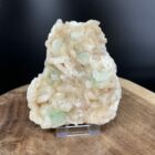 Groot Apofylliet cluster 930 gram, ruwe wit met groene Apofylliet kristallen op plastic houder, Apofylliet mineralen cluster uit India mix 13x12 cm, Apofylliet ruwe steen voor chakra werk, Apofylliet cluster detailfoto heldere punt, Edelstenen en mineralen Apofylliet.
