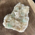 Groot Apofylliet cluster 930 gram, ruwe wit met groene Apofylliet kristallen op plastic houder, Apofylliet mineralen cluster uit India mix 13x12 cm, Apofylliet ruwe steen voor chakra werk, Apofylliet cluster detailfoto heldere punt, Edelstenen en mineralen Apofylliet.