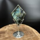 labradoriet diamant op standaard 229 gram, labradoriet met zilveren standaard 18 cm hoog, labradoriet diamantvorm met flash, close-up labradoriet flash blauwgroen, spirituele labradoriet decoratie op standaard, labradoriet edelsteen diamant gepolijst, labradoriet op standaard zijaanzicht, labradoriet diamantvorm sfeerbeeld, labradoriet edelsteen met iriserende glans, labradoriet diamant met metalen voetstuk, labradoriet diamant spirituele werking, labradoriet flash tegen donker achtergrond, labradoriet diamant decoratief in interieur, gepolijste labradoriet diamantvorm energetisch