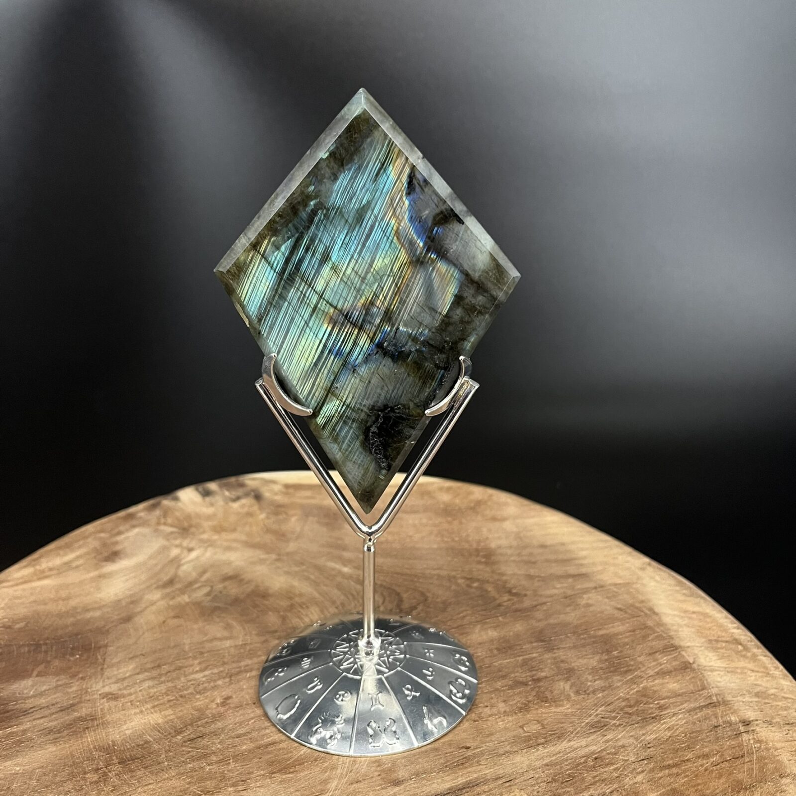 labradoriet diamant op standaard 229 gram, labradoriet met zilveren standaard 18 cm hoog, labradoriet diamantvorm met flash, close-up labradoriet flash blauwgroen, spirituele labradoriet decoratie op standaard, labradoriet edelsteen diamant gepolijst, labradoriet op standaard zijaanzicht, labradoriet diamantvorm sfeerbeeld, labradoriet edelsteen met iriserende glans, labradoriet diamant met metalen voetstuk, labradoriet diamant spirituele werking, labradoriet flash tegen donker achtergrond, labradoriet diamant decoratief in interieur, gepolijste labradoriet diamantvorm energetisch