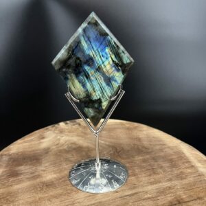 labradoriet diamant op standaard 229 gram, labradoriet met zilveren standaard 18 cm hoog, labradoriet diamantvorm met flash, close-up labradoriet flash blauwgroen, spirituele labradoriet decoratie op standaard, labradoriet edelsteen diamant gepolijst, labradoriet op standaard zijaanzicht, labradoriet diamantvorm sfeerbeeld, labradoriet edelsteen met iriserende glans, labradoriet diamant met metalen voetstuk, labradoriet diamant spirituele werking, labradoriet flash tegen donker achtergrond, labradoriet diamant decoratief in interieur, gepolijste labradoriet diamantvorm energetisch