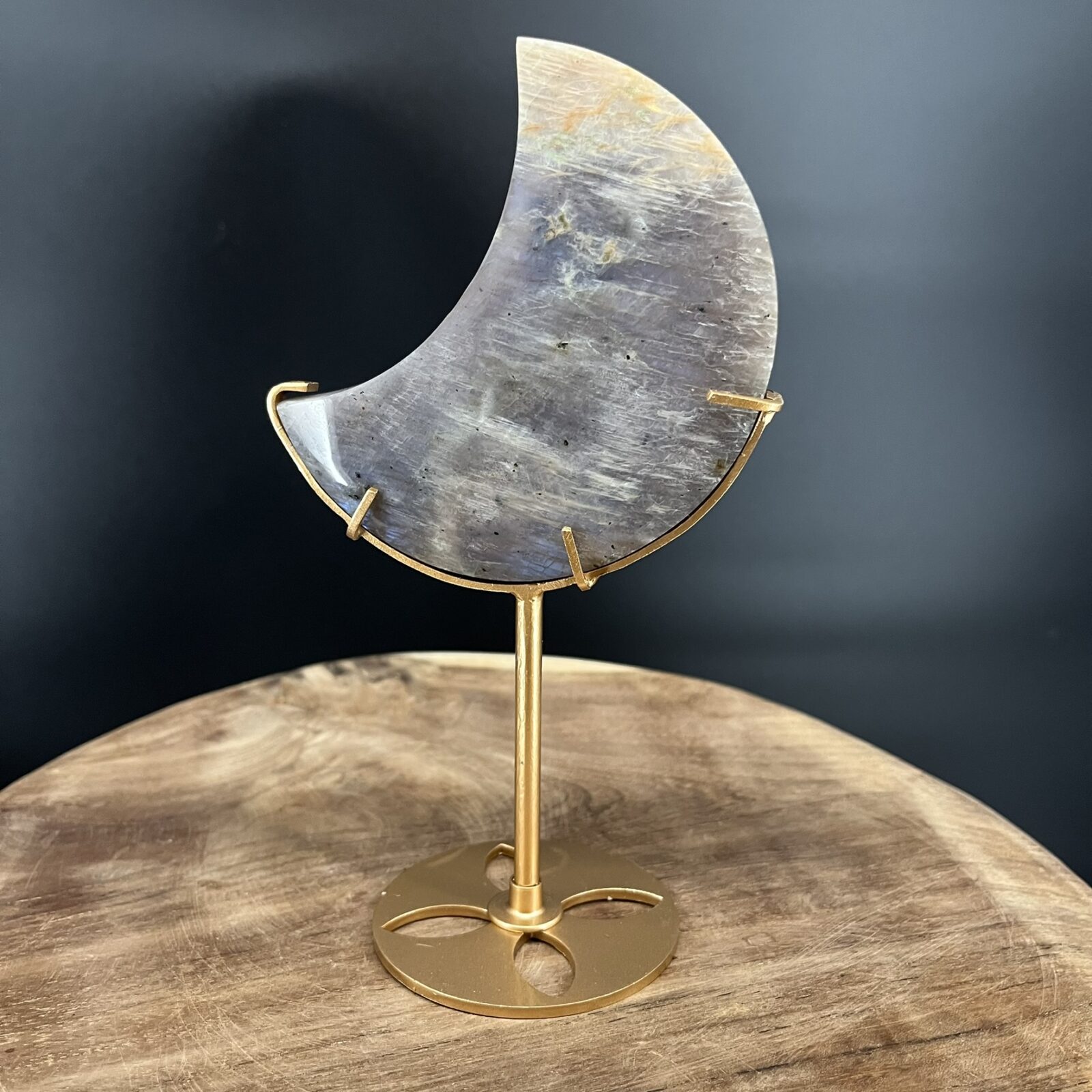 maansteen moon op standaard gouden voet 329 g 19x10 cm vooraanzicht, moonstone moon op standaard close-up adularescentie, maansteen maansikkel op gouden standaard zijaanzicht, detail blauwe flash in moonstone moon op standaard, achterkant maansteen moon op standaard met stabiele voet, moonstone crescent moon with stand productfoto recht van voren, maansteen maan op standaard basis en schroefdetail, moonstone moon op gouden standaard op dressoir sfeerfoto, close-up rand en textuur maansteen maansikkel, regenboog maansteen maan op standaard lichte glans, moonstone moon 329 gram hoogte 19 cm breedte 10 cm, maansteen maan carving op metalen gouden stand topdetail, moonstone moon op standaard naast seleniet en bergkristal, verpakte moonstone moon op standaard klaar voor verzending