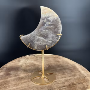 maansteen moon op standaard gouden voet 329 g 19x10 cm vooraanzicht, moonstone moon op standaard close-up adularescentie, maansteen maansikkel op gouden standaard zijaanzicht, detail blauwe flash in moonstone moon op standaard, achterkant maansteen moon op standaard met stabiele voet, moonstone crescent moon with stand productfoto recht van voren, maansteen maan op standaard basis en schroefdetail, moonstone moon op gouden standaard op dressoir sfeerfoto, close-up rand en textuur maansteen maansikkel, regenboog maansteen maan op standaard lichte glans, moonstone moon 329 gram hoogte 19 cm breedte 10 cm, maansteen maan carving op metalen gouden stand topdetail, moonstone moon op standaard naast seleniet en bergkristal, verpakte moonstone moon op standaard klaar voor verzending